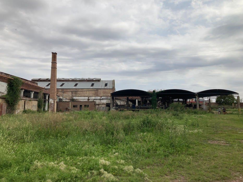 Chimenea e instalaciones existentes de la antigua Cervecería San Carlos en San Carlos Sud