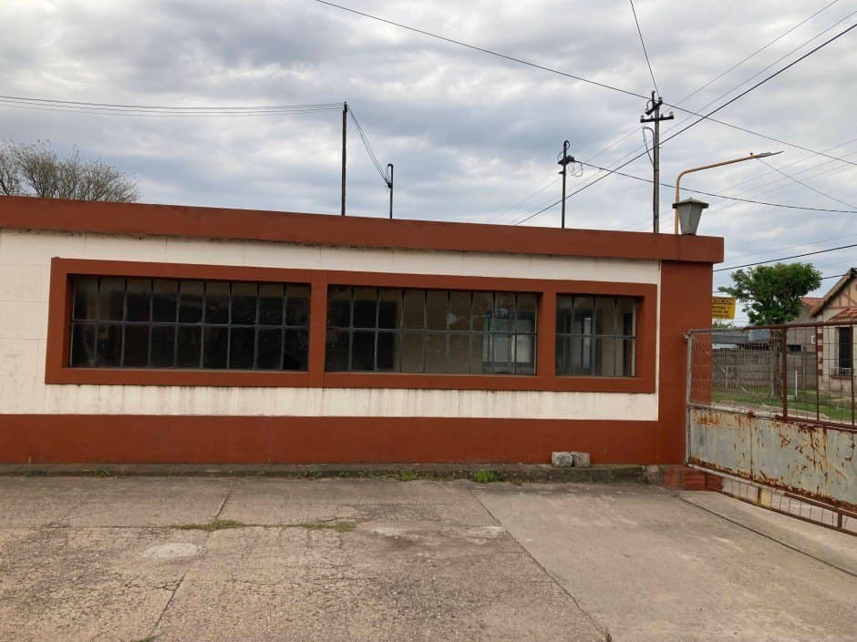 Fachada industrial con bandas de ventanas