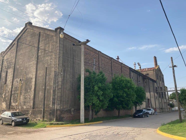 Fachada histórica del predio sobre la calle en San Carlos Sud